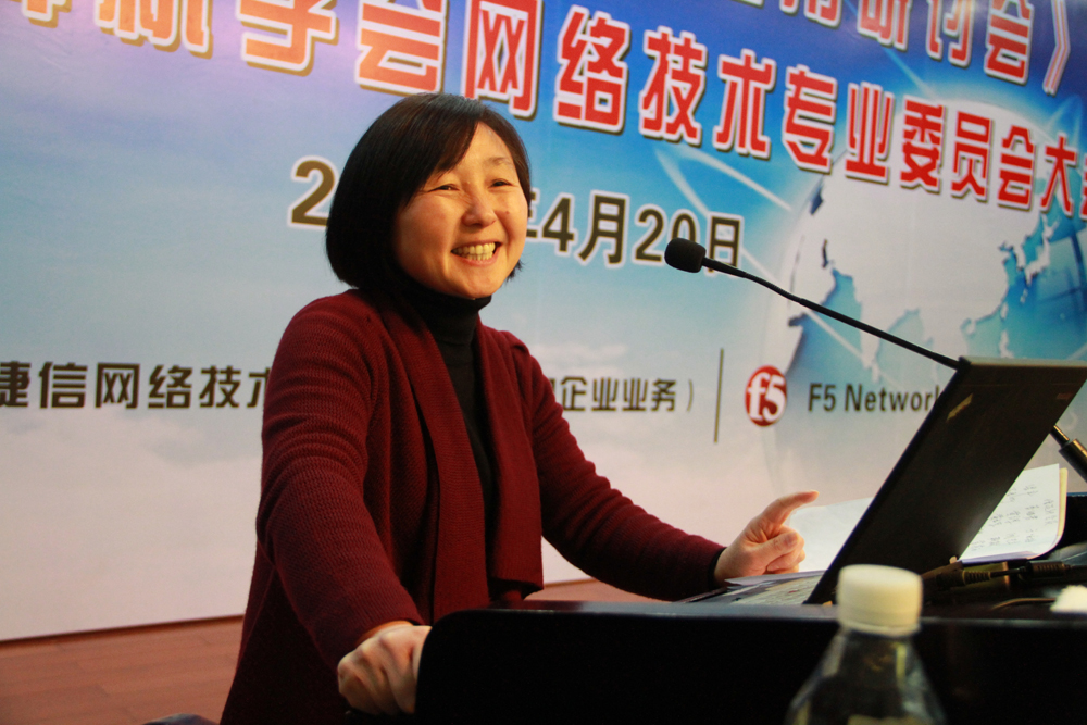 副主任委员、宁波市信息中心总工董蕙亚主持新会员增选仪式